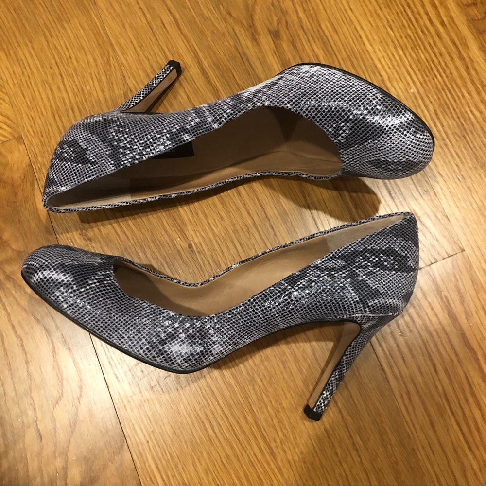 Ann Taylor Gray Snake Print Sheen Shiny Patent Leather Round Toe Pumps Heels 5